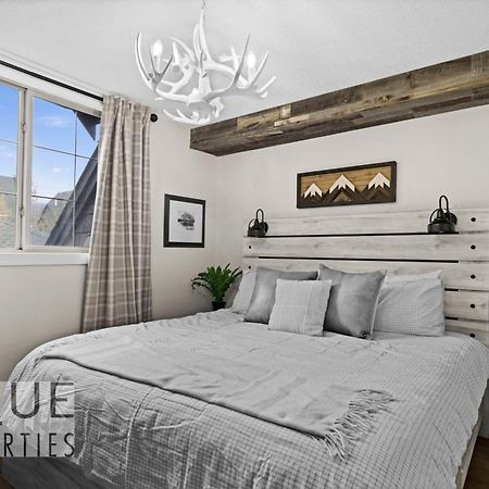Mystic Mountain Chalet, Heated Outdoor Pool & Hot Tub, Free Parking, Fast Wifi! Canmore Bagian luar foto