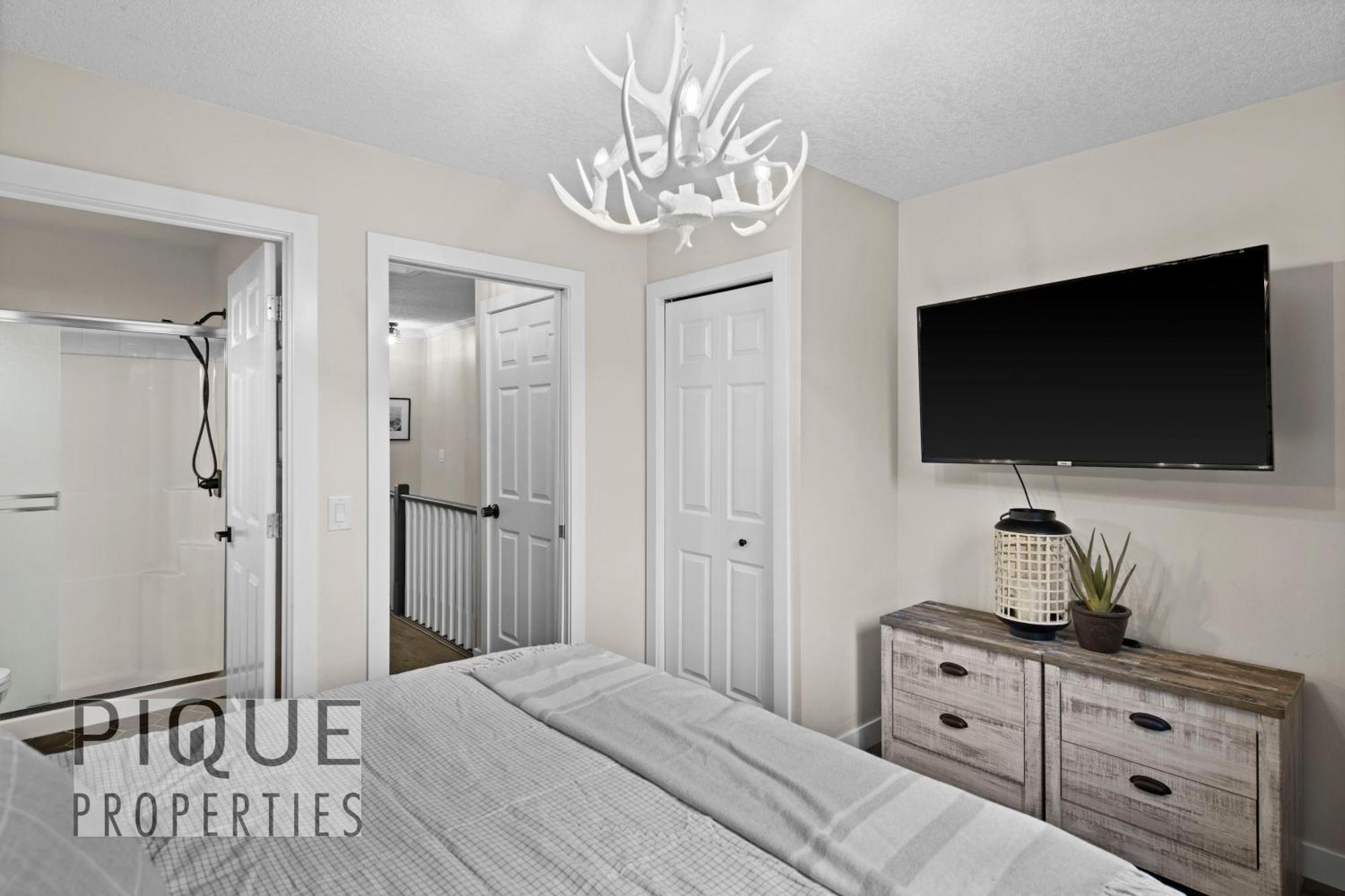 Mystic Mountain Chalet, Heated Outdoor Pool & Hot Tub, Free Parking, Fast Wifi! Canmore Bagian luar foto