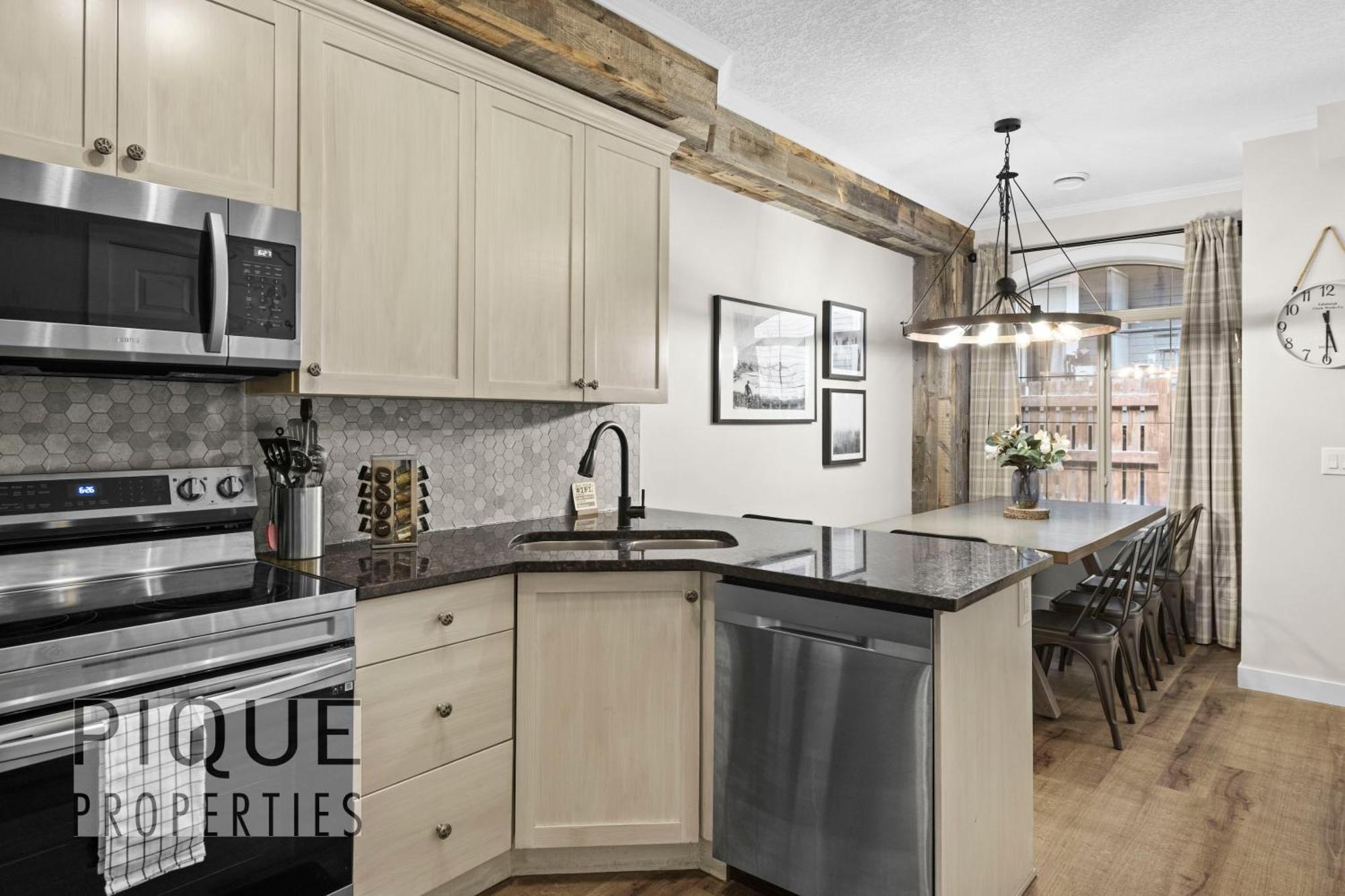 Mystic Mountain Chalet, Heated Outdoor Pool & Hot Tub, Free Parking, Fast Wifi! Canmore Bagian luar foto