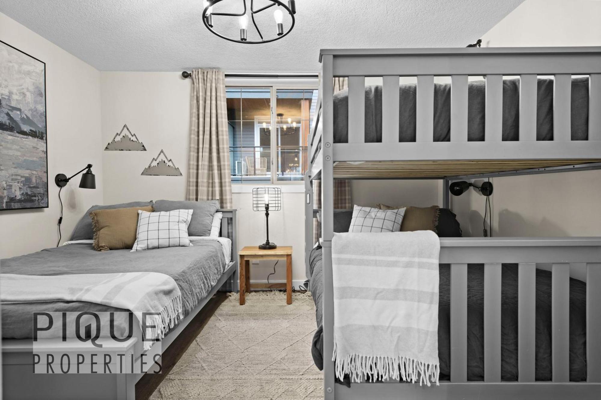 Mystic Mountain Chalet, Heated Outdoor Pool & Hot Tub, Free Parking, Fast Wifi! Canmore Bagian luar foto