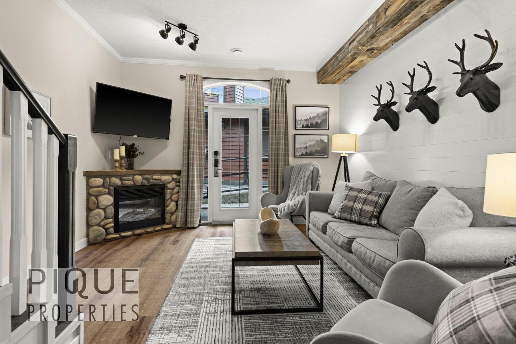 Mystic Mountain Chalet, Heated Outdoor Pool & Hot Tub, Free Parking, Fast Wifi! Canmore Bagian luar foto
