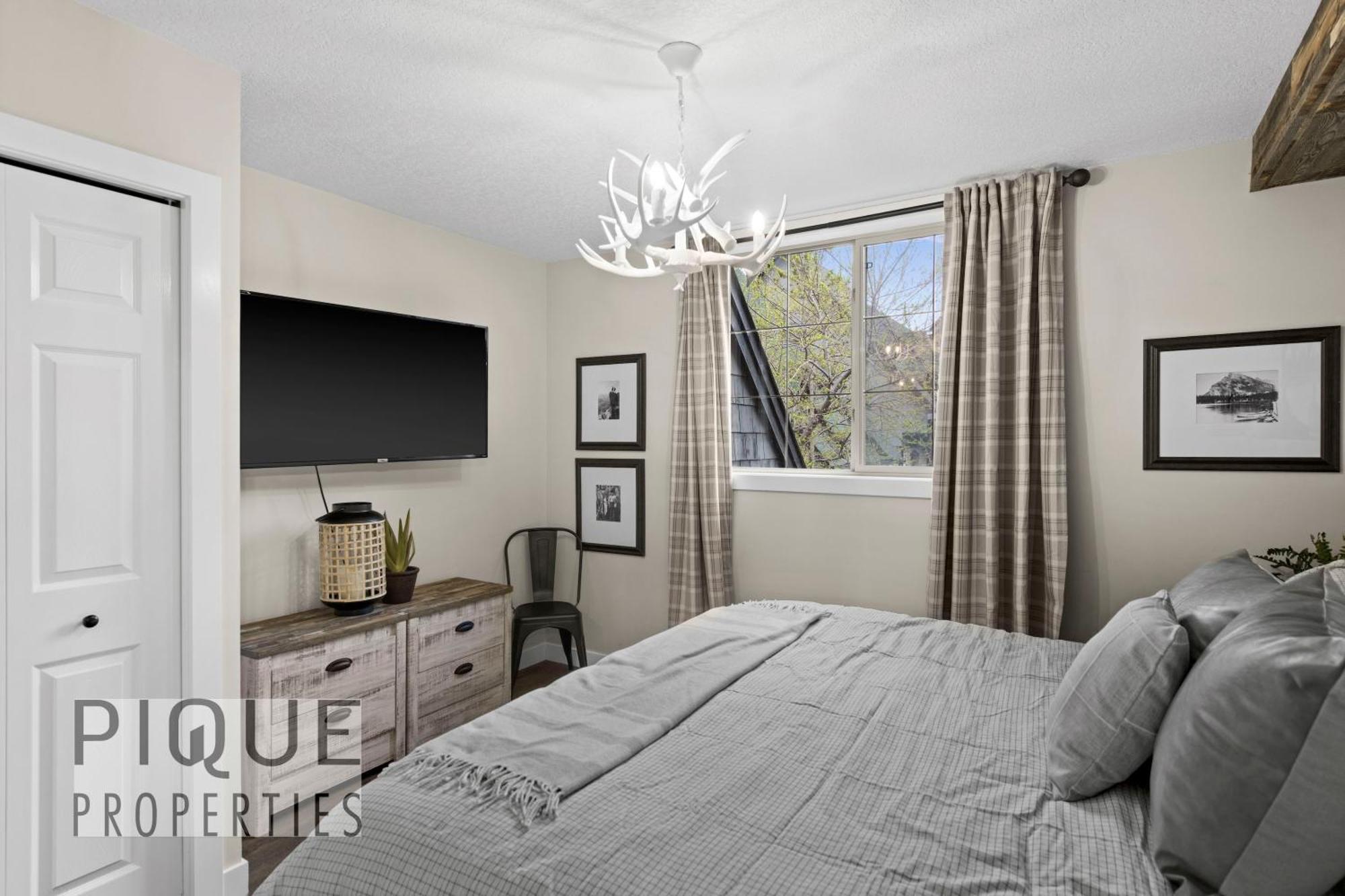 Mystic Mountain Chalet, Heated Outdoor Pool & Hot Tub, Free Parking, Fast Wifi! Canmore Bagian luar foto