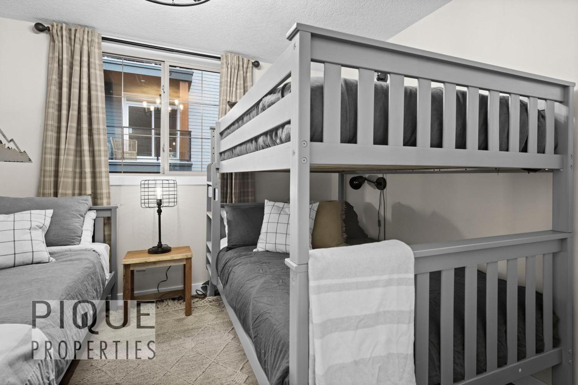 Mystic Mountain Chalet, Heated Outdoor Pool & Hot Tub, Free Parking, Fast Wifi! Canmore Bagian luar foto