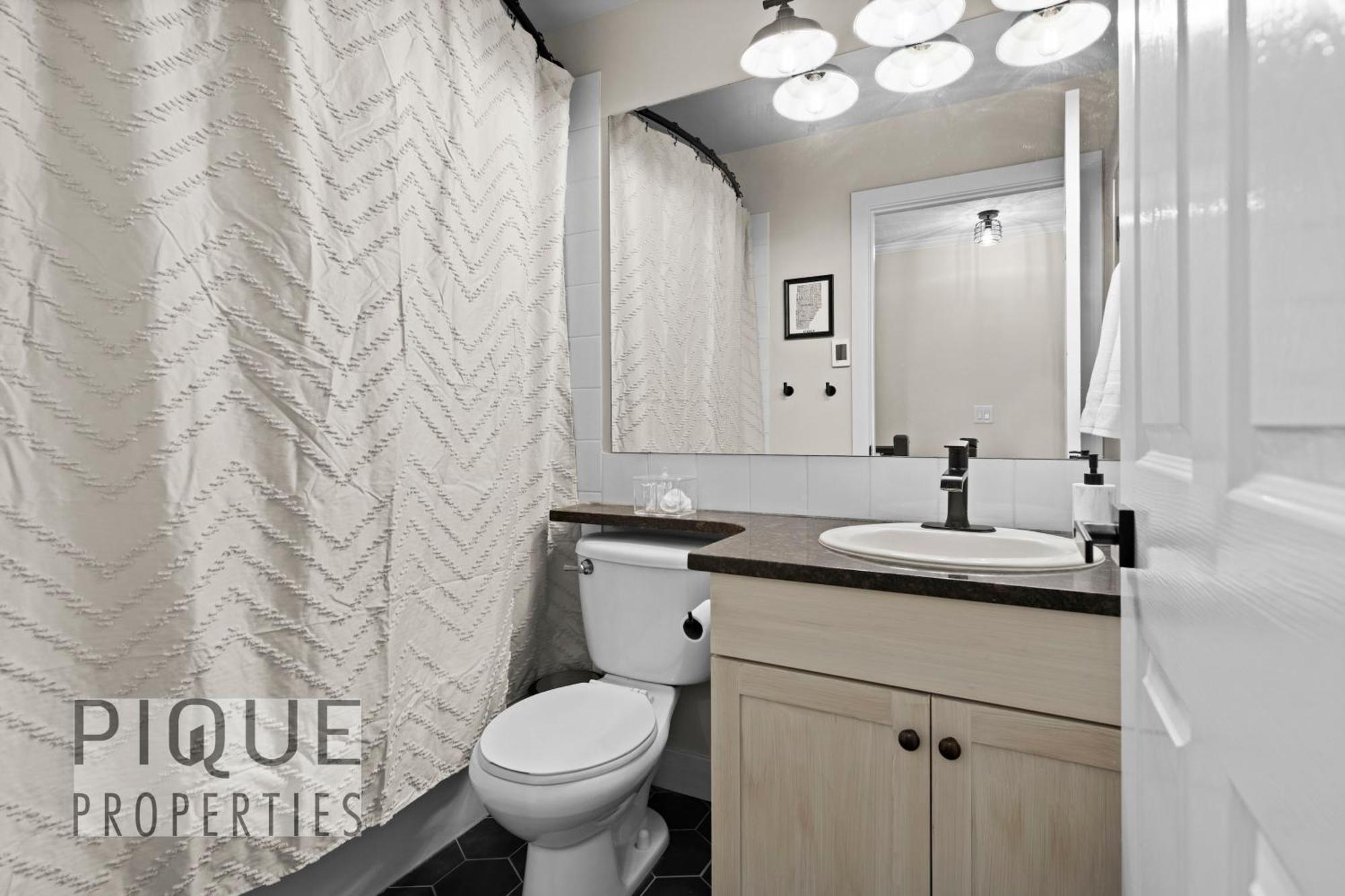 Mystic Mountain Chalet, Heated Outdoor Pool & Hot Tub, Free Parking, Fast Wifi! Canmore Bagian luar foto