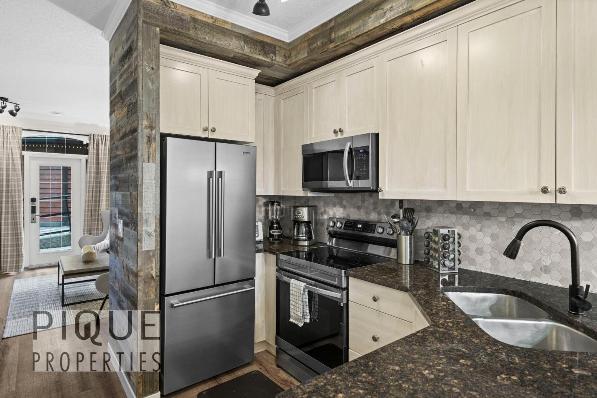Mystic Mountain Chalet, Heated Outdoor Pool & Hot Tub, Free Parking, Fast Wifi! Canmore Bagian luar foto