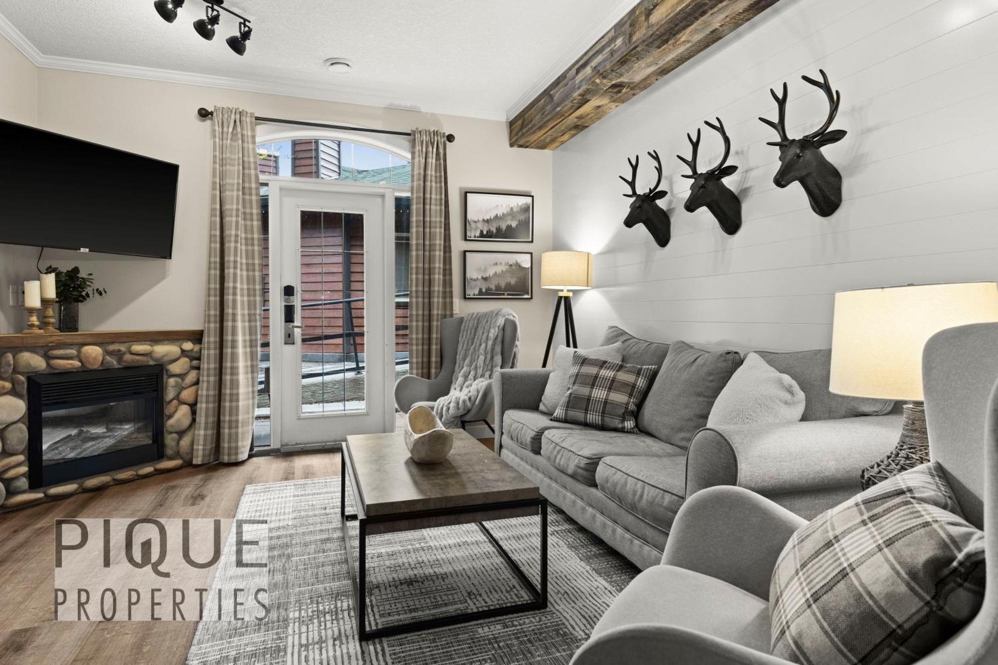 Mystic Mountain Chalet, Heated Outdoor Pool & Hot Tub, Free Parking, Fast Wifi! Canmore Bagian luar foto