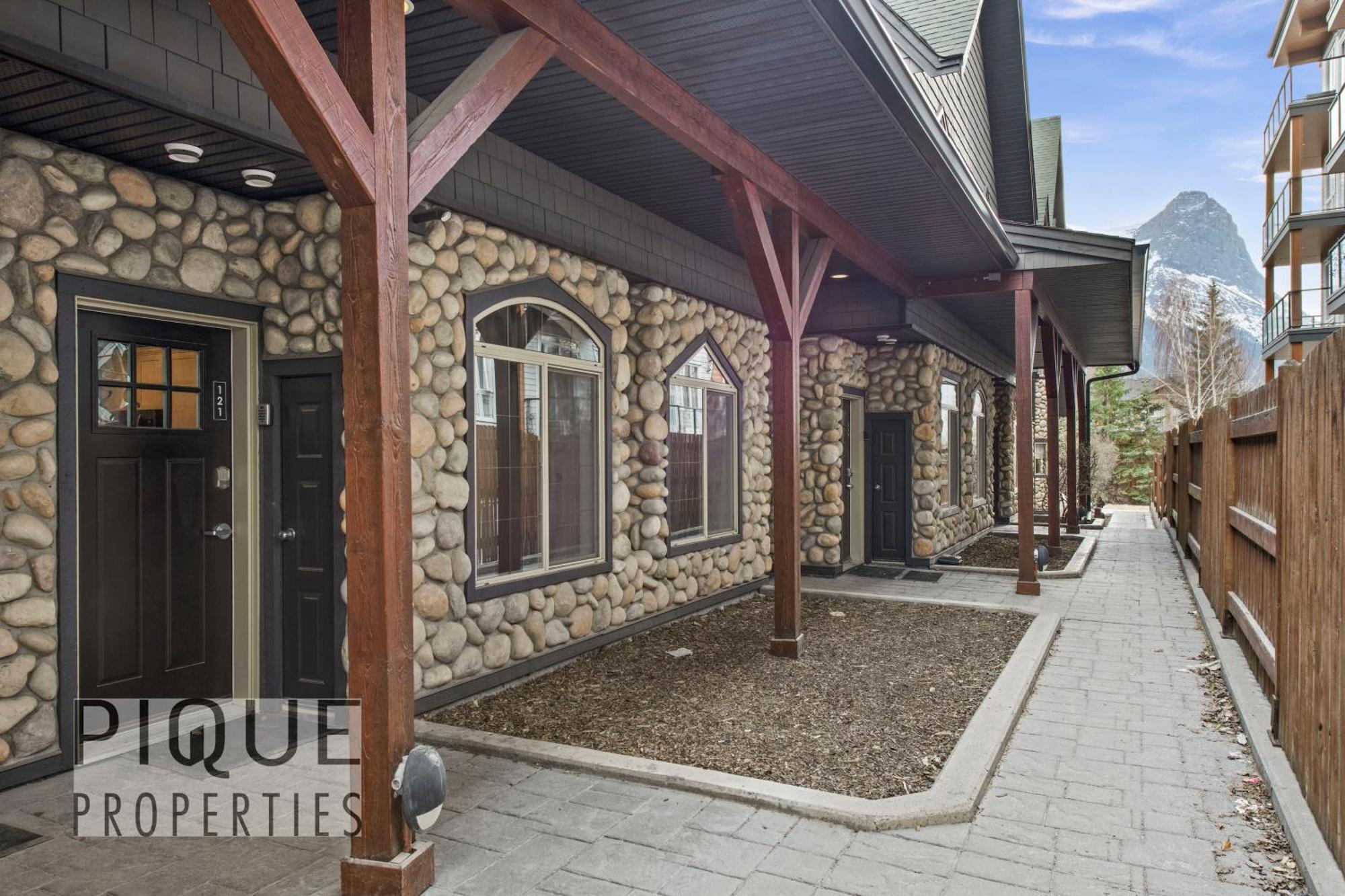 Mystic Mountain Chalet, Heated Outdoor Pool & Hot Tub, Free Parking, Fast Wifi! Canmore Bagian luar foto