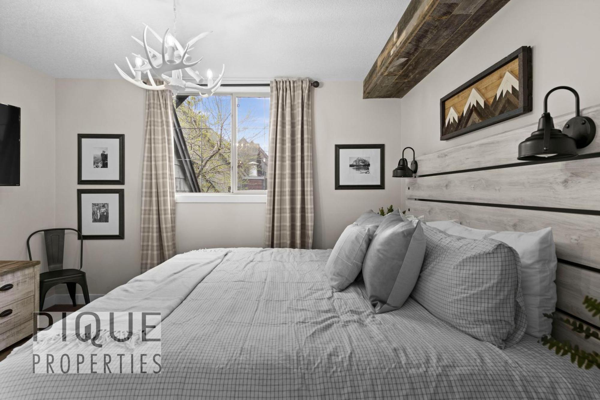 Mystic Mountain Chalet, Heated Outdoor Pool & Hot Tub, Free Parking, Fast Wifi! Canmore Bagian luar foto